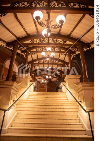 マカオにあるカジノホテル群の美しいライトアップ夜景 106451924