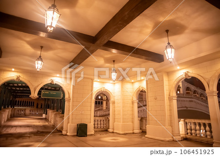 マカオにあるカジノホテル群の美しいライトアップ夜景 106451925