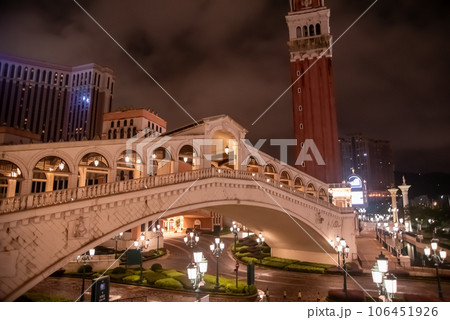 マカオにあるカジノホテル群の美しいライトアップ夜景 106451926