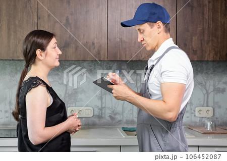 Dialogue between female owner of apartment and plumber 106452087