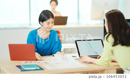デザインオフィスで働く女性たち デザインオフィスで働く女性たち 106453051