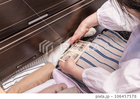 【たんすに札束を隠す主婦】 106457578