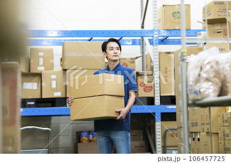 倉庫で働く若い男性 倉庫で働く若い男性 106457725