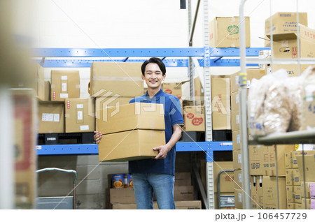 倉庫で働く若い男性 倉庫で働く若い男性 106457729