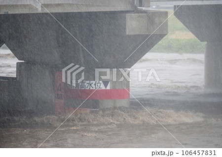 台風の大雨で増水した川 台風の大雨で増水した川 106457831