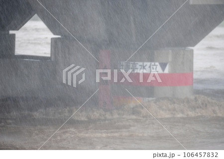 台風の大雨で増水した川 106457832