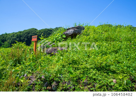 奈良古墳群　2号古墳　真夏の風景　沼田市　　 106458402