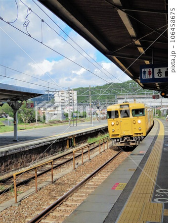 山陽本線上郡駅のホームに電車が入って来るところ 106458675