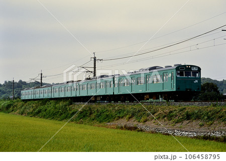 2002年 成田線を走る103系普通電車5両の写真素材 [106458795