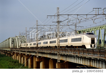 2002年 常磐線を走る651系特急スーパーひたち11両の写真素材