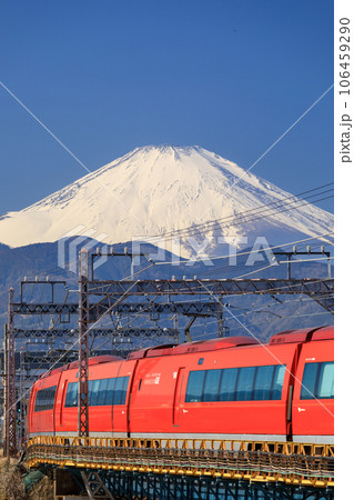 神奈川_小田原から見る小田急線ロマンスカーと富士山の絶景 106459290