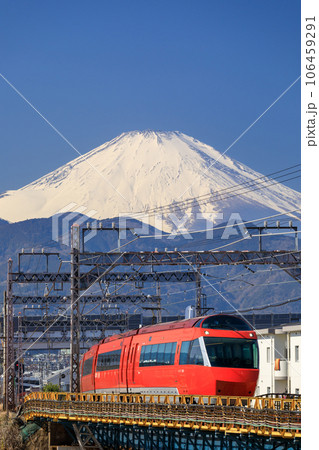 神奈川_小田原から見る小田急線ロマンスカーと富士山の絶景 106459291