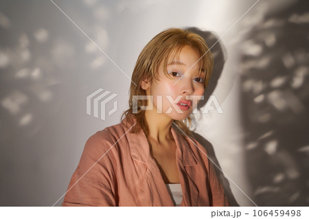 光と影のある女性のファッションポートレートイメージ 光と影のある女性のファッションポートレートイメージ 106459498