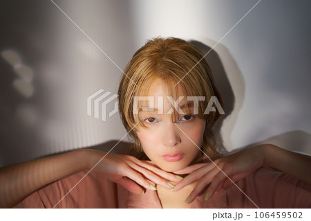 光と影のある女性のファッションポートレートイメージ 光と影のある女性のファッションポートレートイメージ 106459502