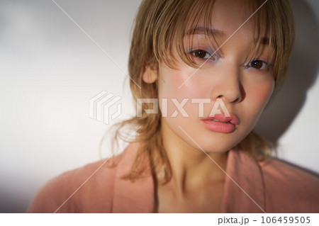 光と影のある女性のファッションポートレートイメージ 106459505