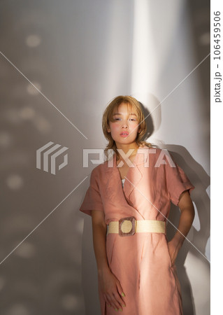 光と影のある女性のファッションポートレートイメージ 106459506