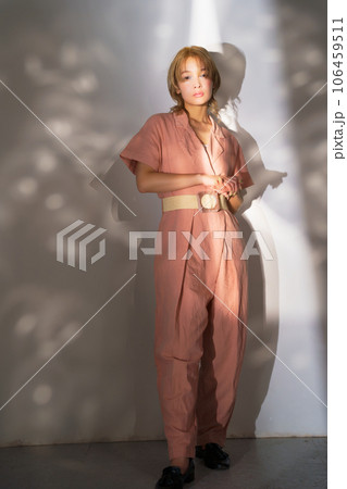 光と影のある女性のファッションポートレートイメージ 106459511