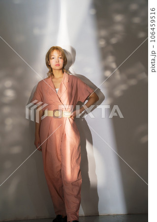 光と影のある女性のファッションポートレートイメージ 光と影のある女性のファッションポートレートイメージ 106459516