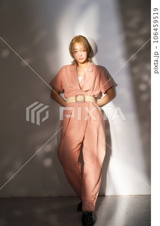 光と影のある女性のファッションポートレートイメージ 106459519