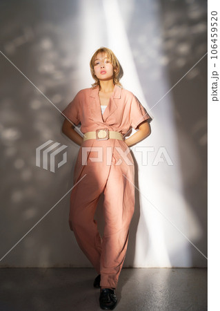 光と影のある女性のファッションポートレートイメージ 106459520