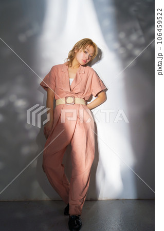 光と影のある女性のファッションポートレートイメージ 106459522