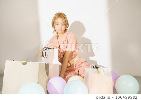 光と影のある女性のファッションポートレートイメージ 光と影のある女性のファッションポートレートイメージ 106459582