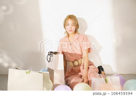 光と影のある女性のファッションポートレートイメージ 光と影のある女性のファッションポートレートイメージ 106459594