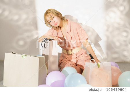 光と影のある女性のファッションポートレートイメージ 106459604