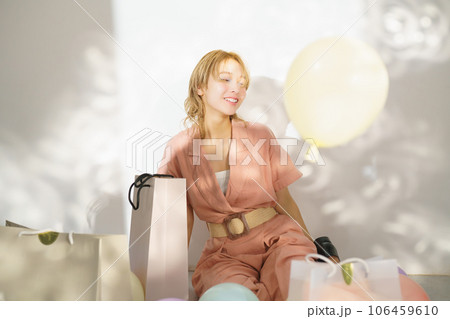 光と影のある女性のファッションポートレートイメージ 光と影のある女性のファッションポートレートイメージ 106459610