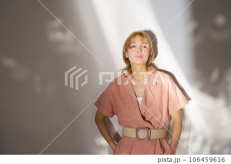 光と影のある女性のファッションポートレートイメージ 106459616