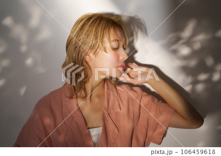 光と影のある女性のファッションポートレートイメージ 106459618