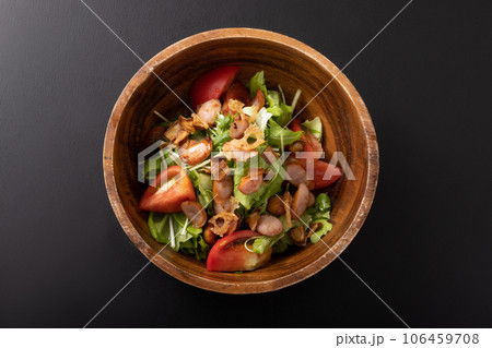 野菜サラダ　(トマト　レタス　水場　素揚げレンコン　素揚げごぼう) 106459708