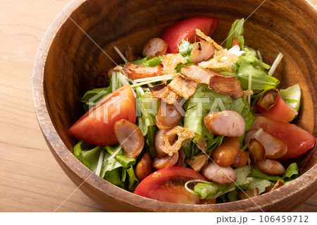 野菜サラダ　(トマト　レタス　水場　素揚げレンコン　素揚げごぼう) 106459712