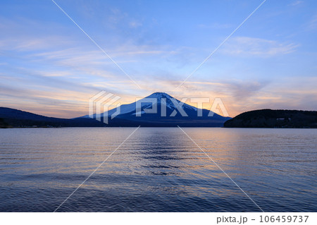 山梨_山中湖から見る日没と富士山の絶景 山梨_山中湖から見る日没と富士山の絶景 106459737