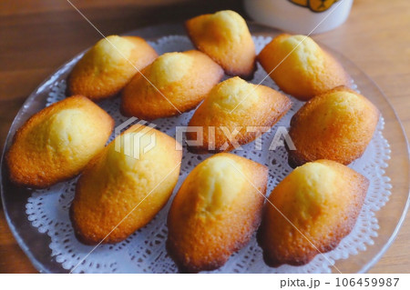 お皿に盛られた焼き菓子 106459987