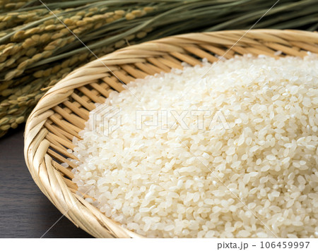 新米のイメージ。ザルに入ったお米。 106459997