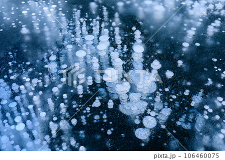 北海道_糠平湖のアイスバブル絶景 106460075