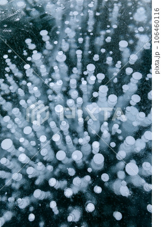 北海道_糠平湖のアイスバブル絶景 106460116