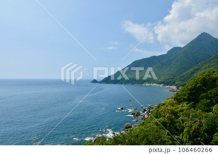 屋久島西部林道の海岸沿いから見る海 屋久島西部林道の海岸沿いから見る海 106460266