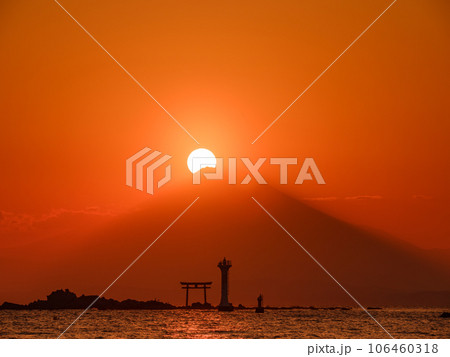 神奈川葉山_真名瀬海岸から見るダイヤモンド富士絶景 106460318