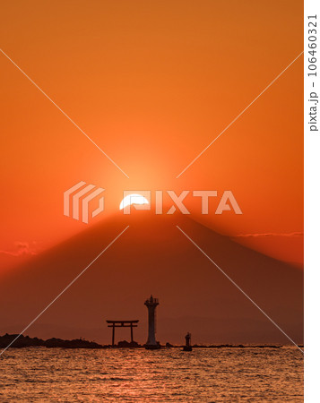 神奈川葉山_真名瀬海岸から見るダイヤモンド富士絶景 106460321