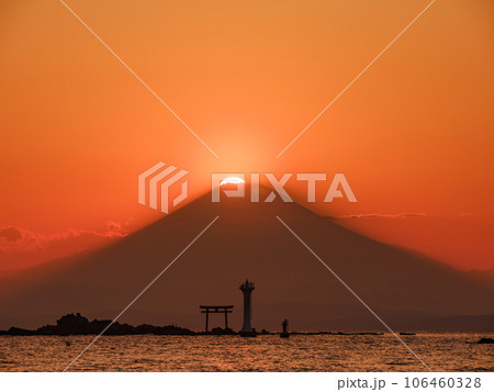 神奈川葉山_真名瀬海岸から見るダイヤモンド富士絶景 106460328