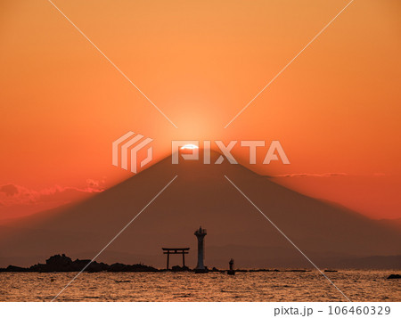 神奈川葉山_真名瀬海岸から見るダイヤモンド富士絶景 神奈川葉山_真名瀬海岸から見るダイヤモンド富士絶景 106460329