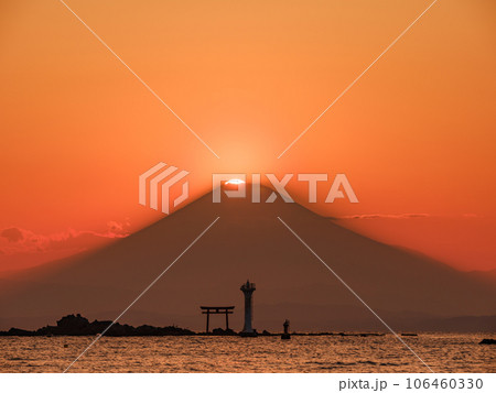 神奈川葉山_真名瀬海岸から見るダイヤモンド富士絶景 106460330
