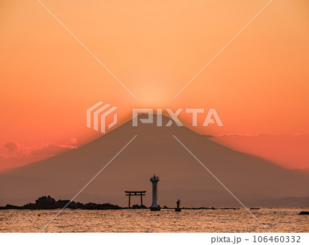 神奈川葉山_真名瀬海岸から見るダイヤモンド富士絶景 106460332