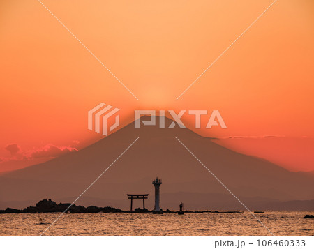 神奈川葉山_真名瀬海岸から見るダイヤモンド富士絶景 106460333