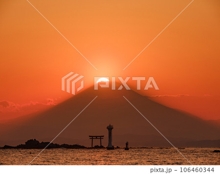 神奈川葉山_真名瀬海岸から見るダイヤモンド富士絶景 106460344