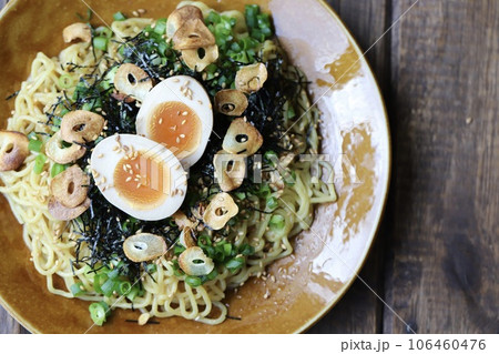 家で食べる味玉のせ油そば　汁なしラーメン 106460476