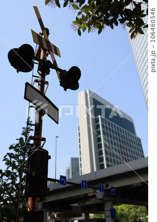 東京都中央区銀座に残された浜離宮前踏切跡の踏切警報機 106460546