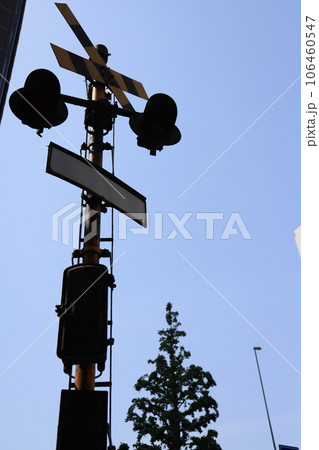 東京都中央区銀座に残された浜離宮前踏切跡の踏切警報機 106460547